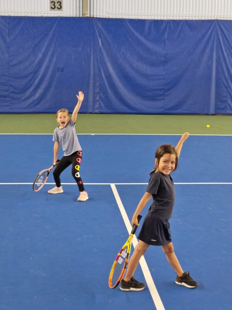 Linda and Noelia playing tennis